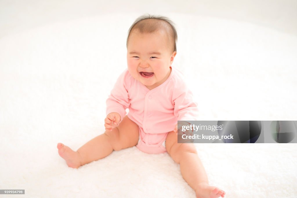 Bebé riendo en la sala de