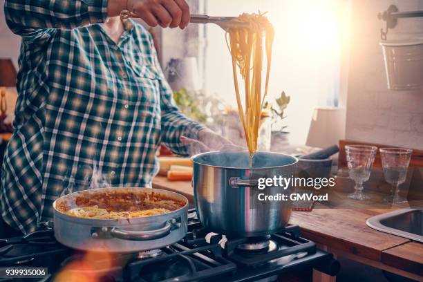 preparar la boloñesa de espaguetis caseros - tagliatelle fotografías e imágenes de stock