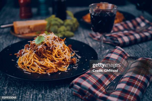 hausgemachte spaghetti bolognese auf dem silbertablett serviert - tomatensoße stock-fotos und bilder