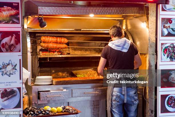 mensen koken traditionele dierlijke darm kokorec fast-food in galata istanbul turkije - animal digestive system stockfoto's en -beelden
