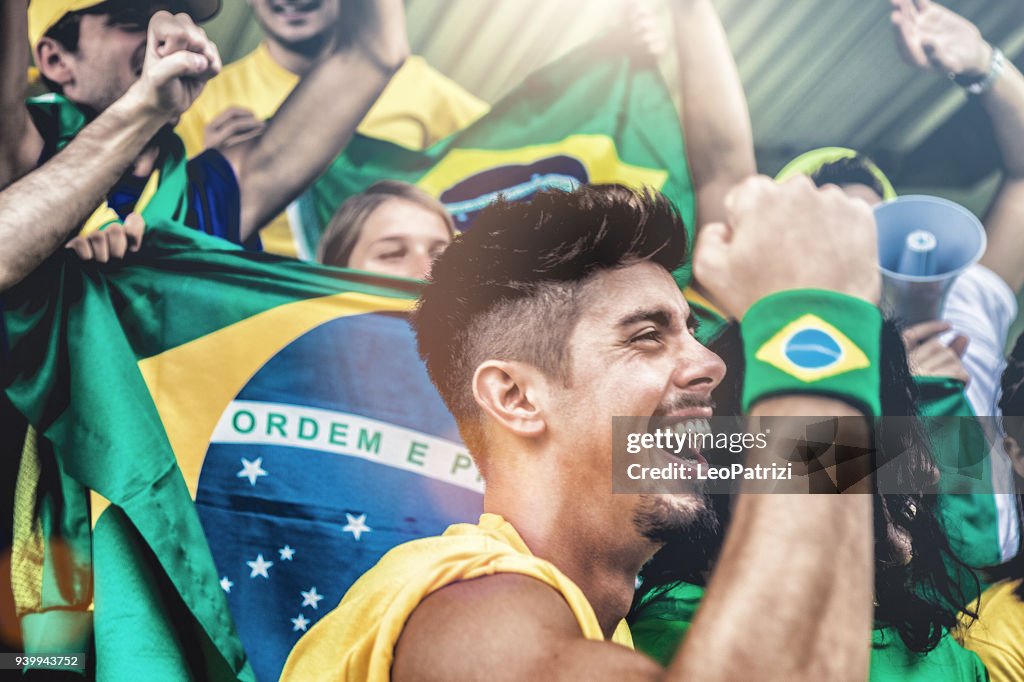 Braziliaanse fans kijken en ondersteuning van hun team bij wereld competitie voetbalcompetitie