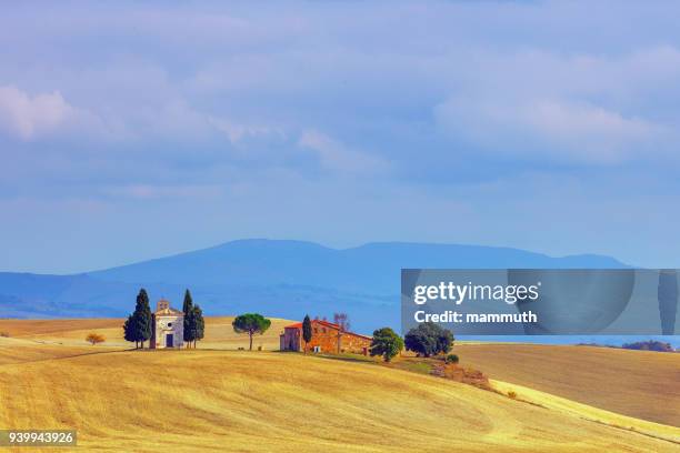 paisaje de la toscana con la capella di vitaleta - capella di vitaleta fotografías e imágenes de stock