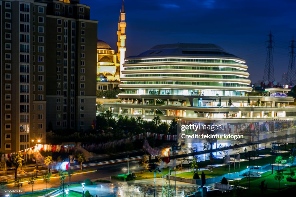 Ecuentra y Mezquita cerca de barrio de finanzas durante la noche en atasehir lado oriental ciudad de Estambul