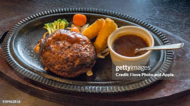 hamburg steak - gusseiserne pfanne stock-fotos und bilder