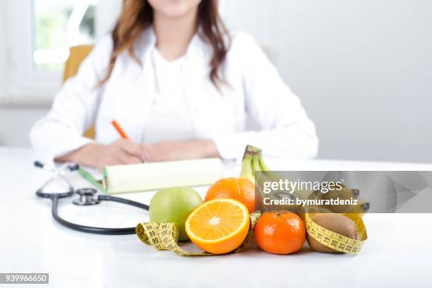 medico nutrizionista con frutta e verdura - dimagrire foto e immagini stock