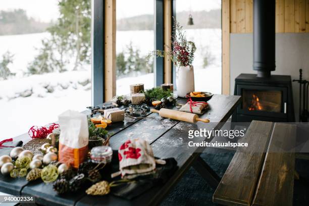 weihnachten - wohnzimmer-stillleben - nordic food stock-fotos und bilder