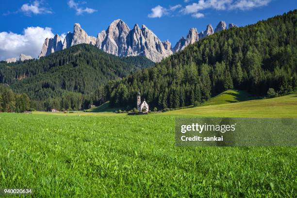 val di funes, san giovanni kyrkan panorama - magdalena bildbanksfoton och bilder