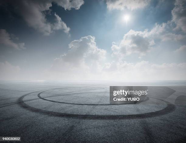 parking lot - skid marks fotografías e imágenes de stock