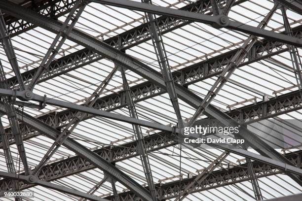 lime street railway station in liverpool - built structure foto e immagini stock