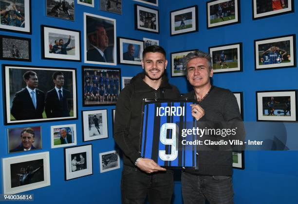 Mauro Icardi of FC Internazionale and Luciano Ligabue pose for a photo after the FC Internazionale training session at the club's training ground...