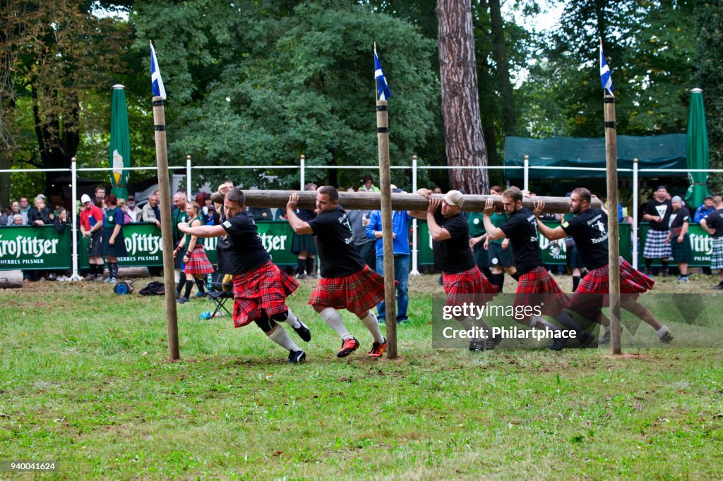Groep van sterke mannen atleten concurreren op de Schotse Highland Games