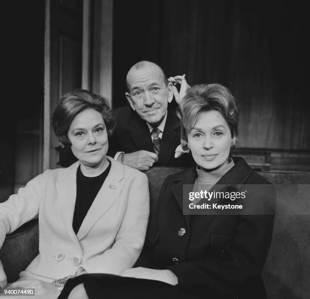 English playwright and actor Noël Coward with actresses Irene Worth and Lilli Palmer at a press reception for his play 'A Song at Twilight' at the...