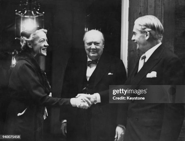 From left to right, US politician Margaret Chase Smith with UK politicians Winston Churchill and Anthony Eden , circa 1952.