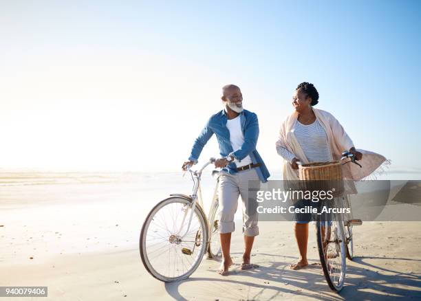 de beste rit van leven geweest samen met u - bike beach stockfoto's en -beelden