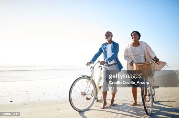 el mar es para las personas mayores también - gente de tercera edad activa fotografías e imágenes de stock