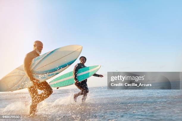 il mare li libera - couple running on beach foto e immagini stock