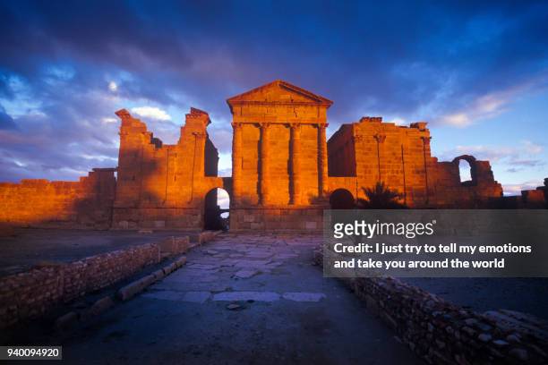 sbeitla, tunisia - roman ruins into the archeological site of sbeitla, tunisia - kairwan stock pictures, royalty-free photos & images