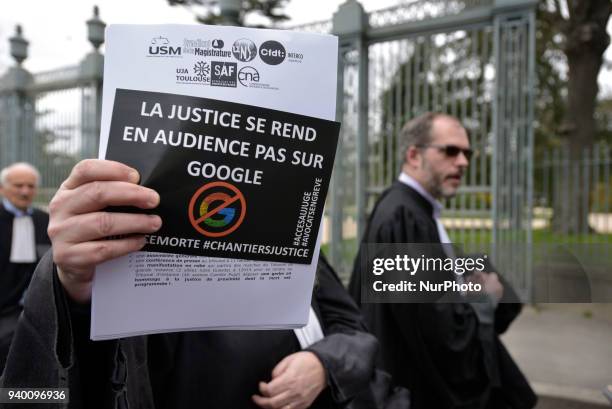 Lawyer walks with a paper reading 'Justice isn't given on Google'. The French Bar Association, all lawyers' unions, all magistrates' unions called...