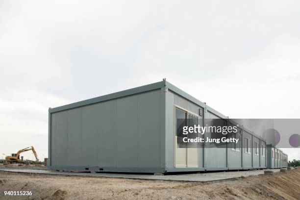 mobile building in industrial site or office container in construction site - 臨時 個照片及圖片檔