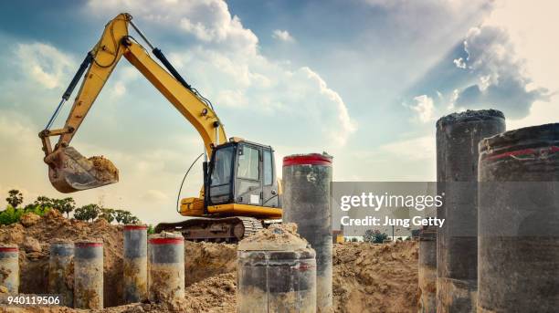 excavator blue sky heavy machine construction site soil excavate for foundation work by construction worker contractor for background construction concept - draga fotografías e imágenes de stock