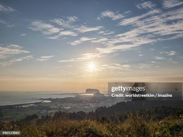 seongsanilchulbong cliff (korea natural monument 420, unesco world heritage site) at sunrise - seongsanilchulbong cliff stock pictures, royalty-free photos & images