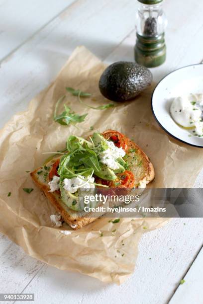 toast made with avocado - a plate made of paper stock-fotos und bilder