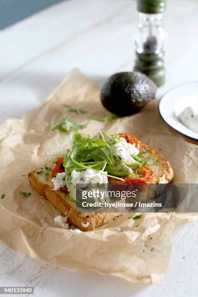 toast made with avocado - a plate made of paper stock-fotos und bilder