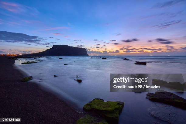 seongsanilchulbong cliff (korea natural monument 420, unesco world heritage site) with seascape - seongsanilchulbong cliff stock pictures, royalty-free photos & images