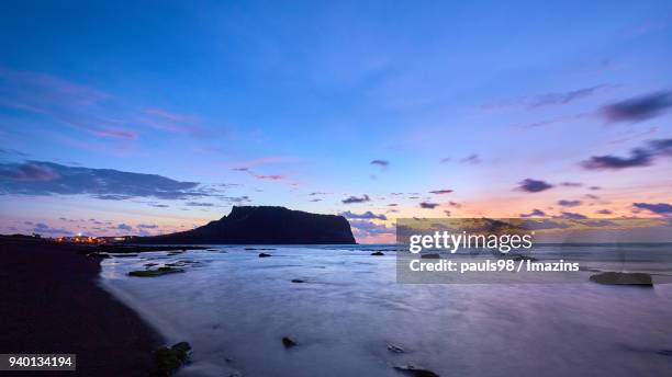 seongsanilchulbong cliff (korea natural monument 420, unesco world heritage site) with seascape - seongsanilchulbong cliff stock pictures, royalty-free photos & images