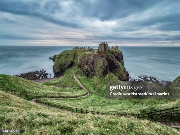 dunnottar castle in scotland - dunnottar castle 個照片及圖片檔