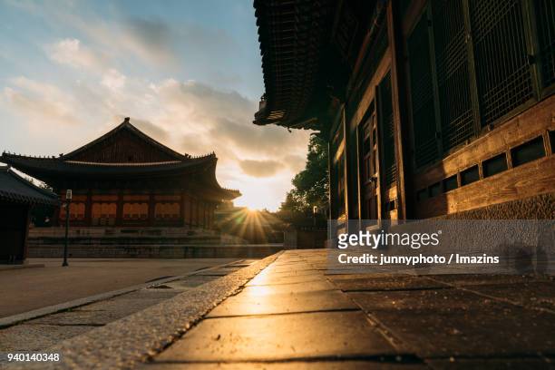 sunset view of doeksugung palace (one of the five grand palaces in korea) - 徳寿宮 ストックフォトと画像