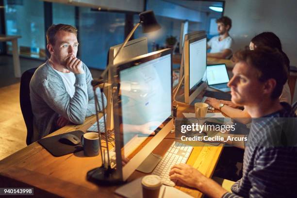 het team dat de waarde van hard werken kent - development and coding stockfoto's en -beelden