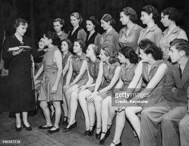 English actress Fay Compton teaches an acting class in Baker Street, London, circa 1940.
