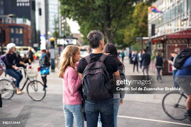 father and daughters walking down the streets of london - persona in secondo piano foto e immagini stock