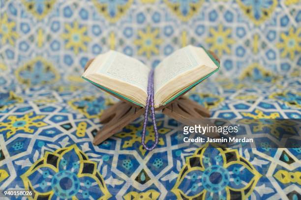 holy koran - coran photos et images de collection