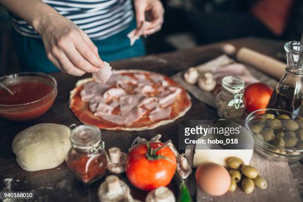 ingredienti biologici per la migliore pizza - preparazione foto e immagini stock