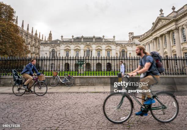 pasando por los edificios antiguos de las escuelas en cambridge, inglaterra - cambridge inglaterra fotografías e imágenes de stock