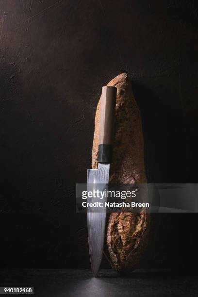 artisan whole grain bread - keukenmes stockfoto's en -beelden