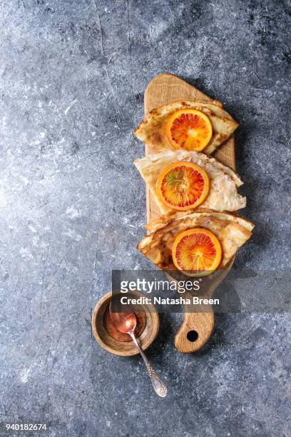 pancakes with bloody oranges - crepe textile stockfoto's en -beelden