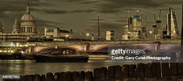 long exposure of blackfriars bridge, london at night - gary colet stock pictures, royalty-free photos & images