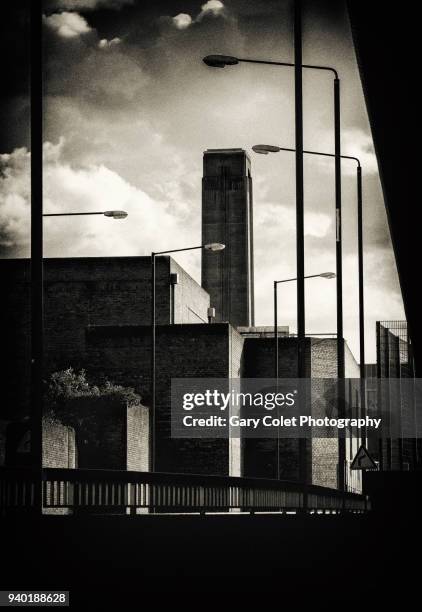 silhouetted street lights and brick buildings - gary colet - fotografias e filmes do acervo