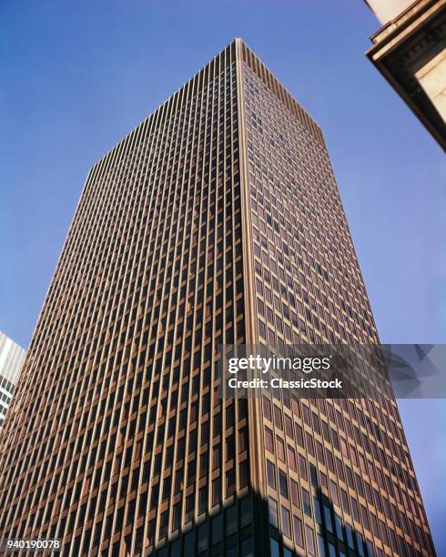 1960s UPWARD ANGLE OF SEAGRAM BUILDING SKYSCRAPER COMPLETED 1958 375 PARK AVENUE MANHATTAN NYC USA