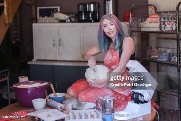 a young woman baking in the kitchen at home. - kings of chaos in south africa stockfoto's en -beelden