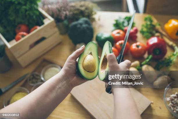 gesunde ernährung konzept - avocado stock-fotos und bilder