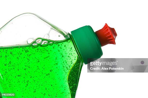 sacche d'aria nel liquido verde - dispenser foto e immagini stock