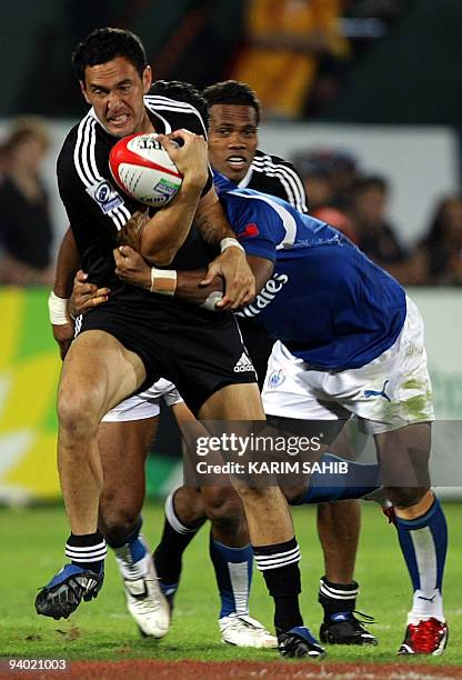 Samoa's Alafoti Faosiliva challenges New Zealand's Zar Lawrence during their Dubai Sevens final rugby match in the Gulf emirate on December 5, 2009....