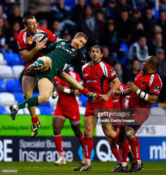 Jamie Lennard of London Irish and Chris Latham of Worcester Warriors battle for the ball during the Guinness Premiership match between London Irish...