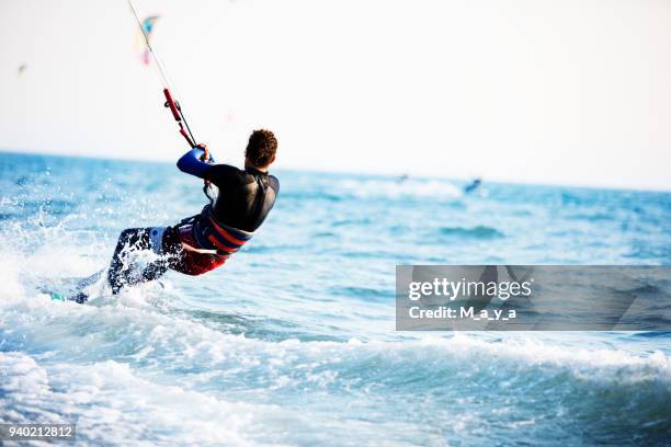 kitesurfen - windrad energie stockfoto's en -beelden