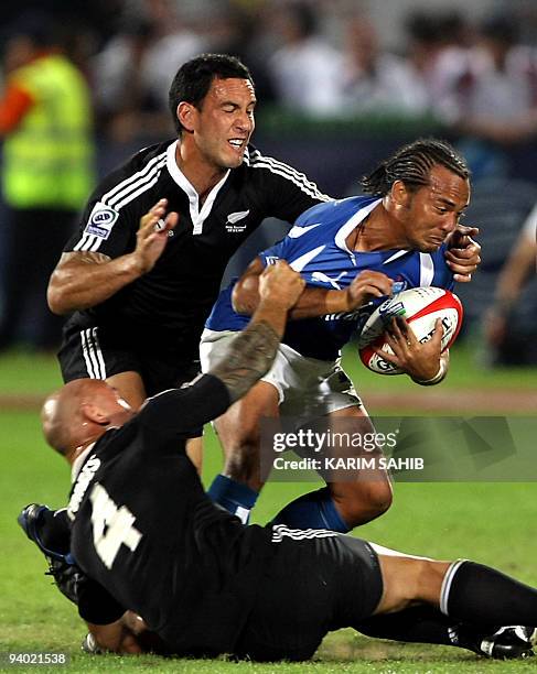 New Zealand's Zar Lawrence and DJ Forbes challenge Samoa's Paul Chan Tung during their Dubai Sevens final rugby match in the Gulf emirate on December...