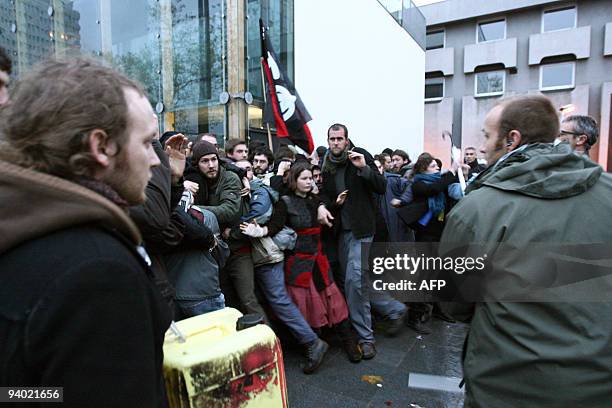 Des manifestants font face aux forces de l'ordre, le 05 décembre 2009 dans les rues de Rennes, lors d'une "marche contre le chômage, les précarités...